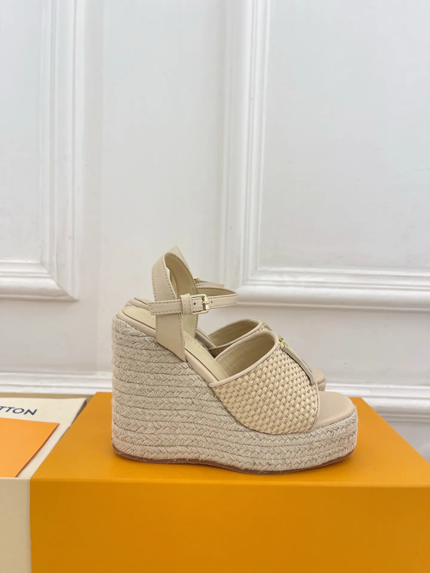 👟👟Ex-factory price 640👟👟 LV | Louis Vuitton 25𝐬𝐬 🧡💚2025 spring and summer new style top version‼ ️The original version is the same. The counter focuses on the latest LV ISOLA hollow hemp rope wedge sandals. New hard goods. ❥BS purchasing level! Full of high-end feel! A popular model among bloggers at home and abroad, it’s retro and fashionable and looks amazing on your feet! Mainly recommended model on the official website★ ━━━━━ ЅᏇєєt ━━━━━ ▪️Upper: original customized calfskin ▪️Lining: imported sheepskin ▪️Outsole: original molded outsole ▪️Heel height: 12cm, water platform 3.5cm ▪️Shoe size: 35-39 (40, 41 customized)